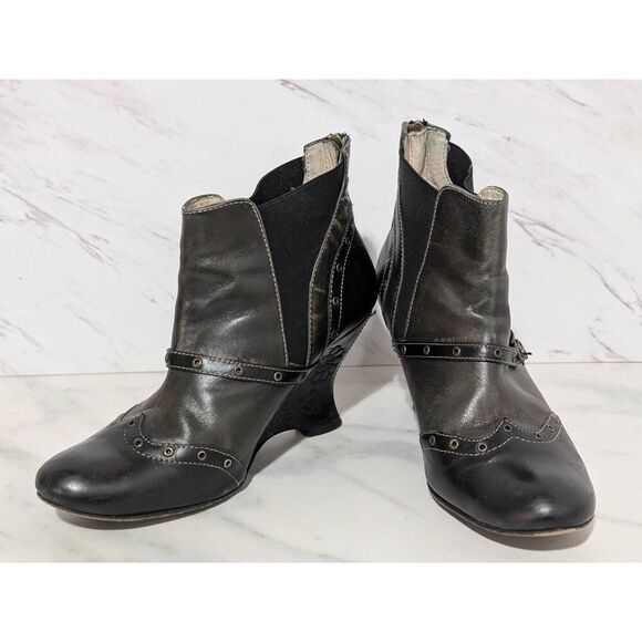 Dione Women's Gray & Black Solid Almond Toe Leather Bootie Size 4 - Picture 1 of 11